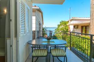 Balkón alebo terasa v ubytovaní Apartments and rooms by the sea Brela, Makarska - 2752
