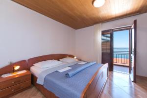 Posteľ alebo postele v izbe v ubytovaní Apartments and rooms by the sea Brela, Makarska - 2752