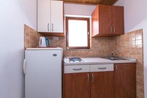 Kuchyňa alebo kuchynka v ubytovaní Apartments and rooms by the sea Brela, Makarska - 2752