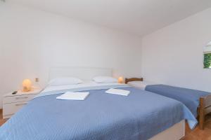 Posteľ alebo postele v izbe v ubytovaní Apartments and rooms by the sea Brela, Makarska - 2752