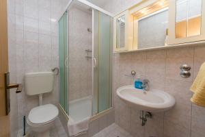 Kúpeľňa v ubytovaní Apartments and rooms by the sea Brela, Makarska - 2752