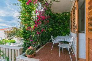 Balkón alebo terasa v ubytovaní Apartments and rooms by the sea Brela, Makarska - 2752