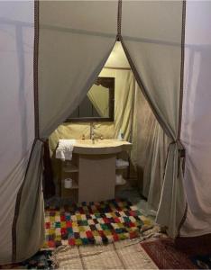 Vonios kambarys apgyvendinimo įstaigoje Opulent Sahara Camp