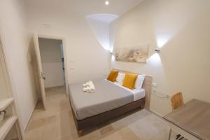 A bed or beds in a room at Sotto il Castello B&B