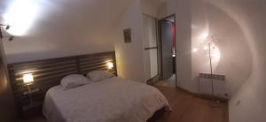 Postel nebo postele na pokoji v ubytování Gite des remparts