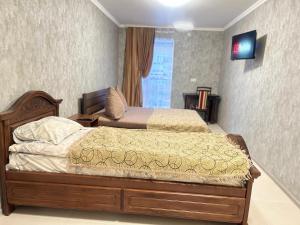 1 dormitorio con 1 cama y TV en la pared en Готель-ГАЙСИН-Ресторан en Haysyn