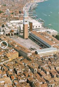 een luchtzicht op een stad met een klokkentoren bij Ambassador Tre Rose in Venetië