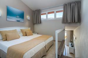 Кровать или кровати в номере Apartamentos Punta Marina by LIVVO