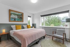 Un dormitorio con una cama grande y una ventana en Flóki by Guesthouse Reykjavík en Reikiavik