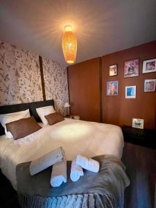 um quarto de hotel com duas camas com toalhas em Hypercentre - Côté Médicis em Blois