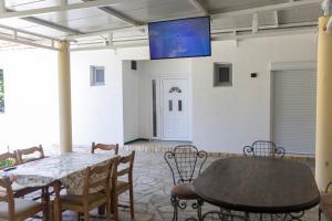Uma TV ou centro de entretenimento em Tomi Guesthouse