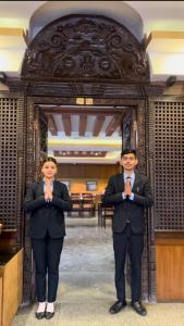 Členové personálu v ubytování Hotel Yellow Pagoda Pokhara
