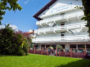 バート・フュッシンクにあるHotel Bayerischer Hofのホテル正面の景色を望めます。