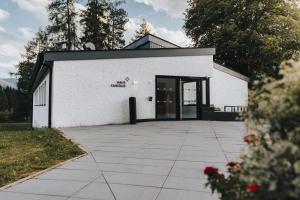 ein weißes Gebäude mit einer großen Tür darauf in der Unterkunft St Michael Alpin Retreat in Matrei am Brenner