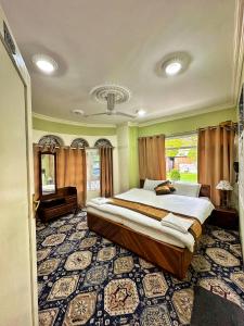 1 dormitorio con 1 cama grande en una habitación en Heritage Rose Inn en Srinagar