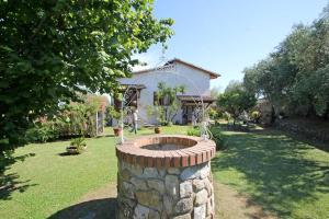 a stone wall in the yard of a house at Casa Pero in Montignoso