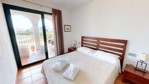 Un dormitorio con una cama grande con toallas. en Daffodil, en L'Ampolla