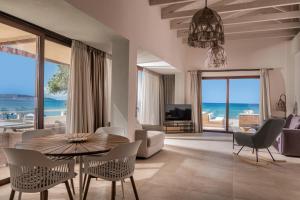 sala de estar con vistas al océano en Kavo Seaside Luxury Apartment, en Argassi