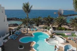 Bazén v ubytování Neptuno Suites - Adults Only nebo v jeho okolí
