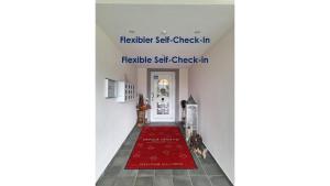 un pasillo con una alfombra roja en el suelo en Sweet Cherry - Boutique & Guesthouse Tyrol en Innsbruck