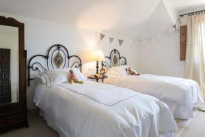 Un dormitorio con dos camas con ositos de peluche encima. en Te Cuento 3 Baiona, en Baiona