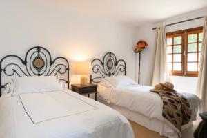 Un dormitorio con dos camas y una ventana. en Te Cuento 3 Baiona, en Baiona 32 fotos más