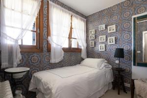 Un dormitorio con una cama con paredes azules y una ventana. en Te Cuento 3 Baiona, en Baiona