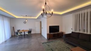 a living room with a couch and a table at Уютная вилла в Чамьюва in Kemer