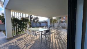 a patio with a table and chairs on a balcony at Уютная вилла в Чамьюва in Kemer