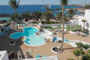Bazén v ubytování Neptuno Suites - Adults Only nebo v jeho okolí