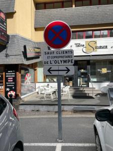 a street sign in the middle of a street at Jolie T2 en plein centre-ville ville de Font-Romeu in Font Romeu Odeillo Via