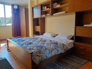 um quarto com uma cama e uma estante de livros em Enki's Guesthouse em Tirana