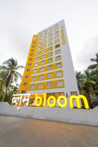 um grande hotel amarelo com um sinal amarelo em Bloom Hub I Western Highway em Mumbai