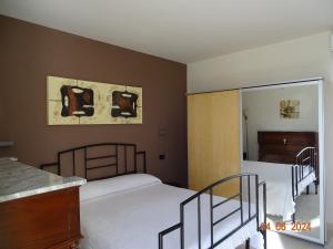 a bedroom with two beds and a mirror at Villa Eufemia in Parabita