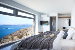 Ένα ή περισσότερα κρεβάτια σε δωμάτιο στο Coco-Mat Hotel Santorini +37 φωτογραφίες