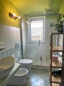 une salle de bains avec douche, toilettes et lavabo dans l'établissement Kiki's, à Castagnole Lanze