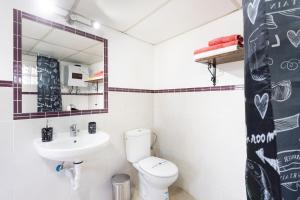 Las RosasにあるCasa El Rincón I, San Andrés, El Hierroの洗面台、トイレ、鏡のあるバスルーム +25枚の写真