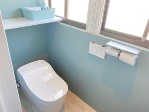 ein Bad mit einem WC und einem Fenster in der Unterkunft Amami - Hotel - Vacation STAY 09731v in Amami
