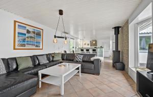 Dapur atau dapur kecil di 4 Bedroom Nice Home In Nørre Nebel