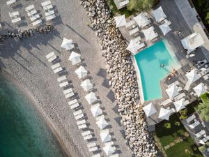 eine Luftaufnahme eines Resorts mit Swimmingpool in der Unterkunft Portopiccolo Apartments - Telgatino nel Golfo in Sistiana