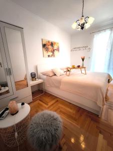 Łóżko lub łóżka w pokoju w obiekcie Apartments Prosperina Hvar