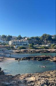 un gruppo di persone in acqua su una spiaggia di Retiro Mar y Montaña a Castellón de la Plana