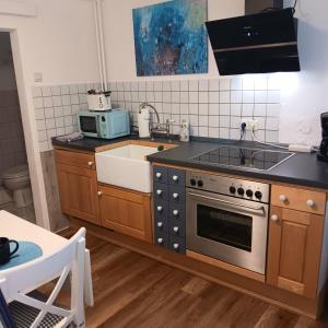 a kitchen with a stove and a sink at Piratennest Nord in Bordelum