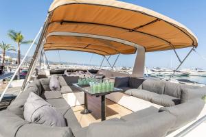 Χώρος καθιστικού στο Live on a luxury 65ft yacht in Duquesa- Estapona