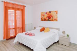 una camera da letto con un letto bianco con un dipinto sul muro di Modianus Suite a Vico Equense
