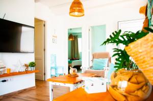 - un salon avec un canapé et une table dans l'établissement Callao beachhouse, à Playa Honda