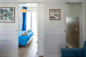 A bed or beds in a room at Seasons Home San Foca