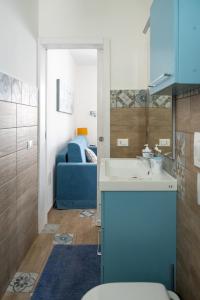 łazienka z umywalką, toaletą i kanapą w obiekcie Seasons Home San Foca w mieście San Foca