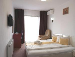 pokój hotelowy z łóżkiem i oknem w obiekcie RHC Royal Hotel w mieście Oradea
