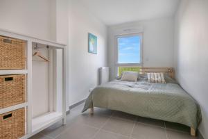 Giường trong phòng chung tại Rez-de-terrasse pour 6 proche centre de Pornic